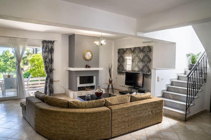 Three Bedroom Maisonette in Poros